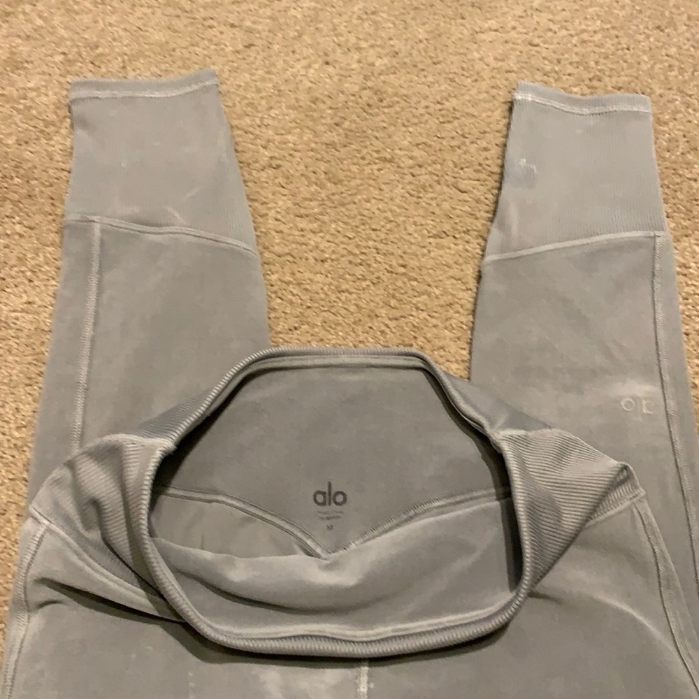 ALO yoga, Size M, grey, ribbed waist/ankle capris